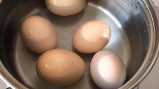 煮鸡蛋时：切记凉水、热水下锅都不对！牢记3点，蛋壳一敲就掉