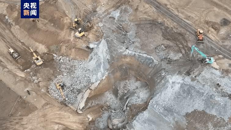 内蒙古一矿业公司塌陷事故救援：已下挖12米 距塌陷层高还有8米