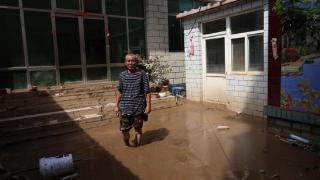 洪水回落后的涿州受灾村庄，村民光脚蹚淤泥回家看看