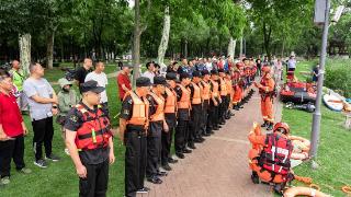 武昌紫阳公园举行防溺水应急演练，吸引了大量游客驻足观看