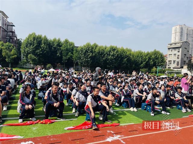 武汉这所中学的毕业典礼办成了全校派对