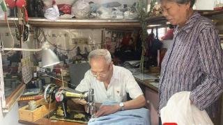 “爱心裁缝”胡金海：26年为街坊邻里免费缝补衣物上万件
