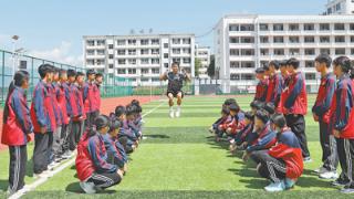 这所山区学校建起运动场（镜头里的体育故事）