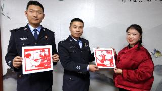 警嫂巧手剪纸“画像” 温暖警营传递深情