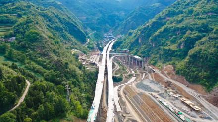 云南大永高速公路全线最长隧道贯通