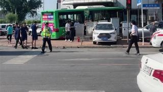 大连一公交车撞上银行网点大门，官方：4名乘客受轻伤