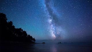 横贯夜空的璀璨光带，银河的背后，究竟是什么？