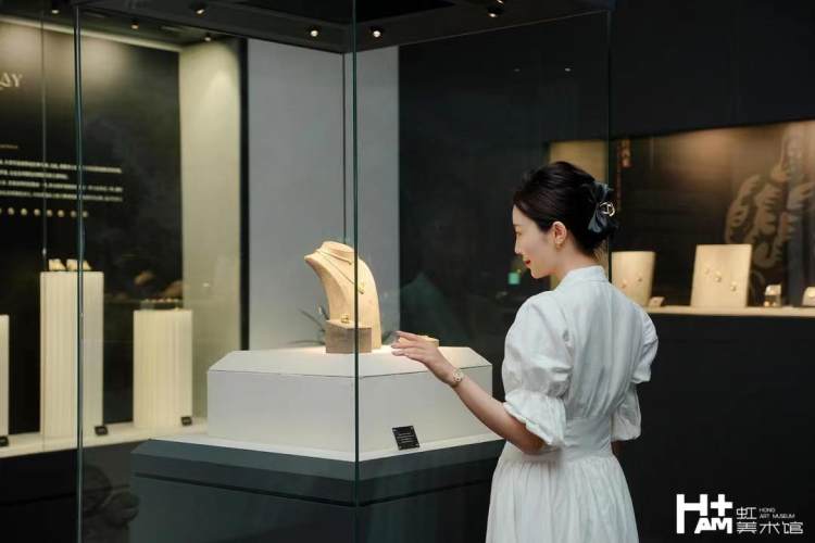 重庆最大规模古币镶嵌珠宝展开展 策展人：收藏一定是选择自己喜欢的作品
