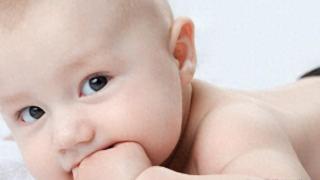 宝宝“饿”与“闹”的真相：三个关键信号助你轻松分辨