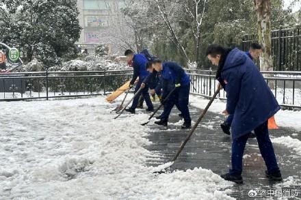 武汉暴雪多处道路结冰，武汉消防迅速出动