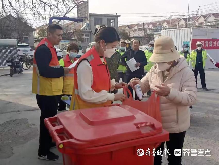 王哥庄街道开展有害垃圾集中投放日活动