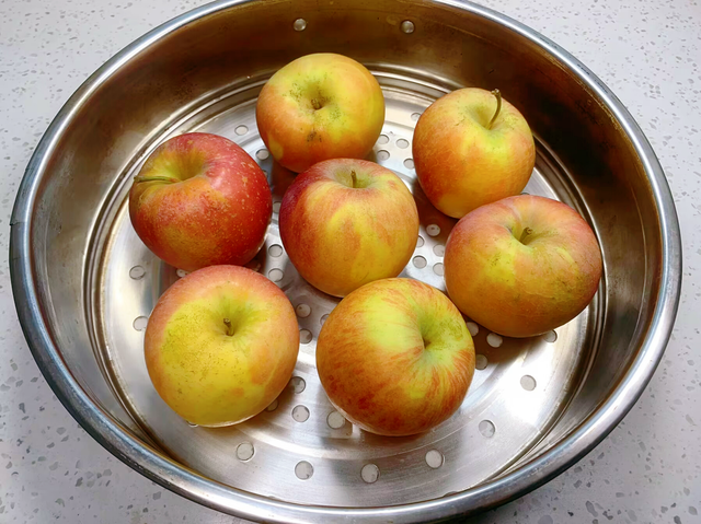 分享苹果的神仙吃法，做法简单，口感松软，大人孩子都超爱吃