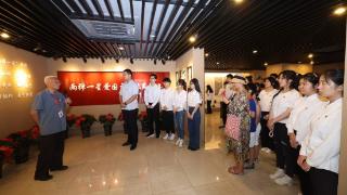高校社区联动，华东理工学生党员开启“灯塔领读”系列党课