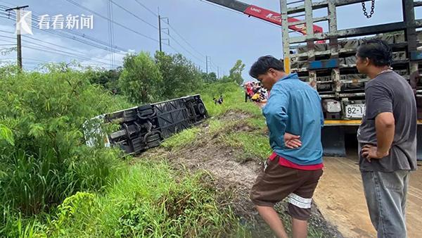 泰国一载有多名中国游客的大巴翻车 致27人受伤