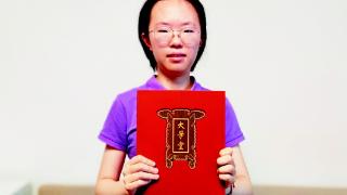 二中考生领取岛城首张北京大学录取通知书