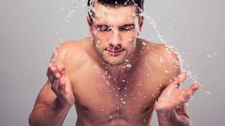 爱洗冷水澡的男性，会收获3个好处，但不合适这2种人！