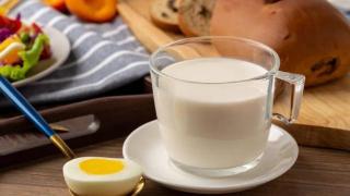 全脂牛奶与脱脂牛奶，哪个更健康？营养差距大，弄懂再买不吃亏！