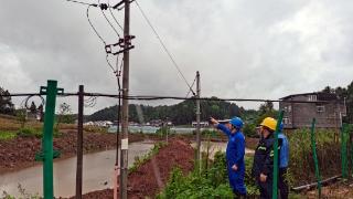 四川遂宁：暴雨期间开展设备特巡 保障电网安全