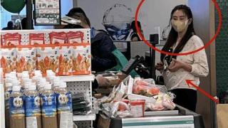 多伦多超市偶遇王祖贤，独自一人买菜好低调，拒绝粉丝合影惹争议