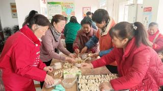 饺子飘香传递温情 邻里情深共度佳节