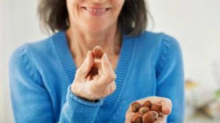 膳食指南：老年人吃坚果要注意4点，才更健康，不妨了解下