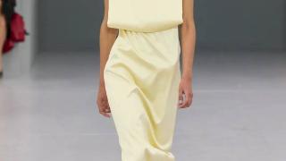 奶油黄色的连衣裙，是本季流行趋势之一