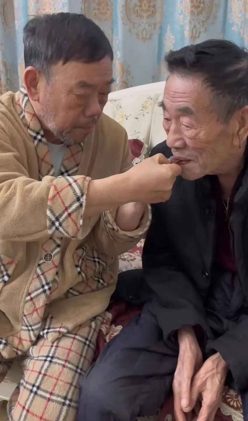 91岁杨少华外出吃火锅，行走艰难靠搀扶，王为念当众下跪索要红包