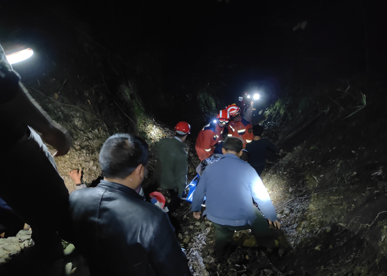 法•视界 |六旬老人采药被困深山 消防员携装登山营救