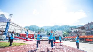广东连山：开学这天，乡村学校的孩子们有了条新跑道