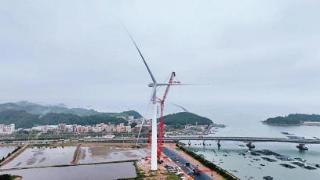 自主研制的全球首台 18 兆瓦海上风电机组吊装成功