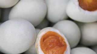 海鸭蛋和咸鸭蛋的区别，在制作过程口感和营养价值等方面有不同