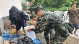 长江水位持续上涨 武警池州支队官兵紧急转移群众