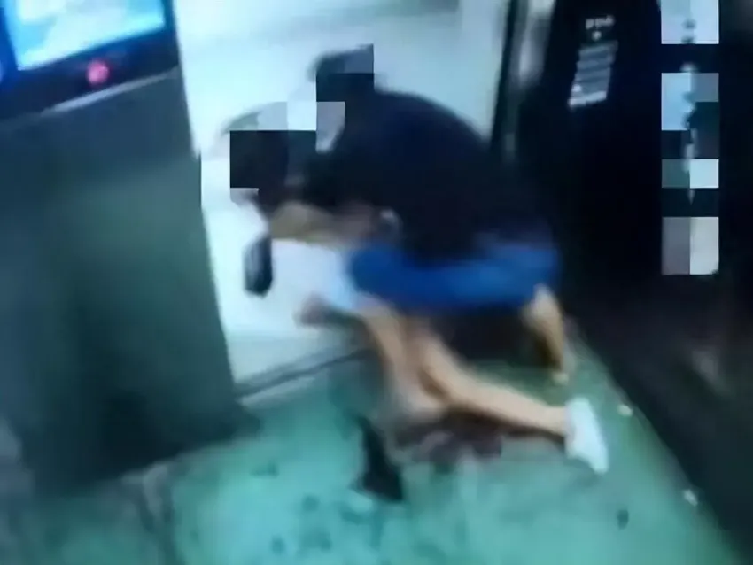 福州一男子在电梯猥亵女生，身份被扒，知名大学回应：绝不纵容
