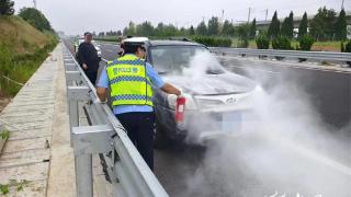 高速路上车辆冒烟险自燃 烟台高速交警紧急处置化险为夷