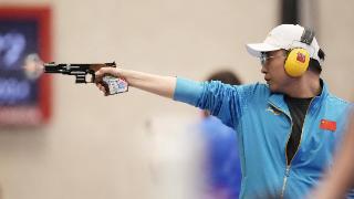 打破“速射魔咒”！中国队选手李越宏在巴黎奥运会男子25米手枪速射夺冠