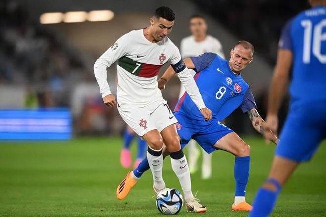 欧预赛-C罗哑火染黄B费破门 葡萄牙1-0斯洛伐克