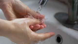 22岁美国女子对水过敏，洗澡成头等难题，全球“病友”只有几十人