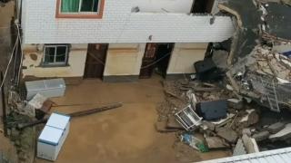 洪水侵袭房屋垮塌一居民不幸被埋离世 当地回应：救援力量被困没及时赶到
