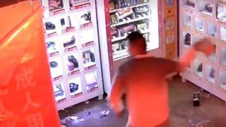 云南两家成人用品售卖机凌晨被砸，店家：充气娃娃被盗