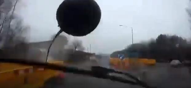 “天降黑球”：英国母女开车经过工地 路边飞出巨大铁链球砸毁车辆