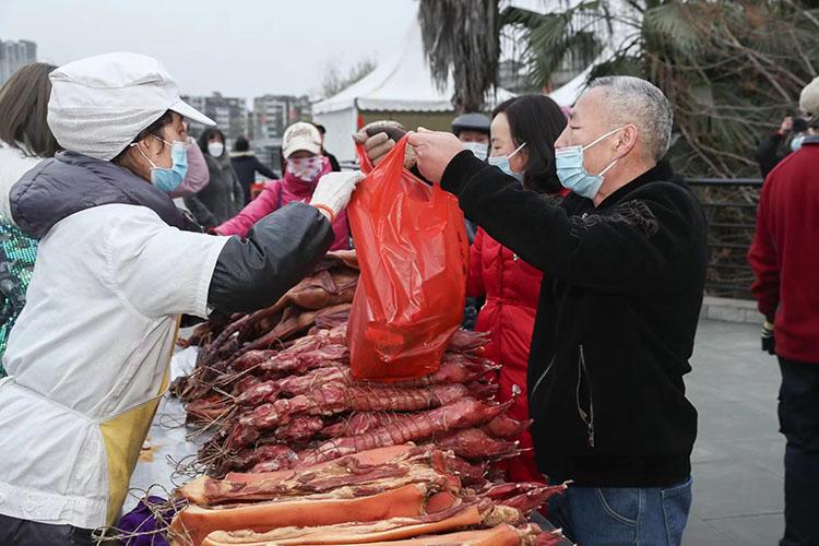 广汉市优质农产品展销会 把“年味”带回家