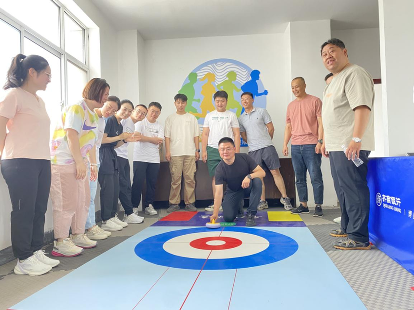 齐商银行博山支行组织青年员工举办乒乓球、旱地冰壶比赛