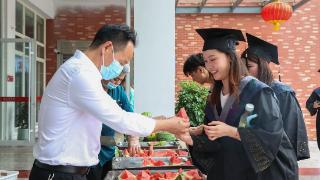 包甜！武汉商学院举办“瓜果节”送别毕业生