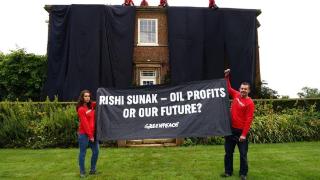 英国首相苏纳克豪宅被环保人士盖上黑布，抗议政府新出台的石油开采计划，5人因此被捕