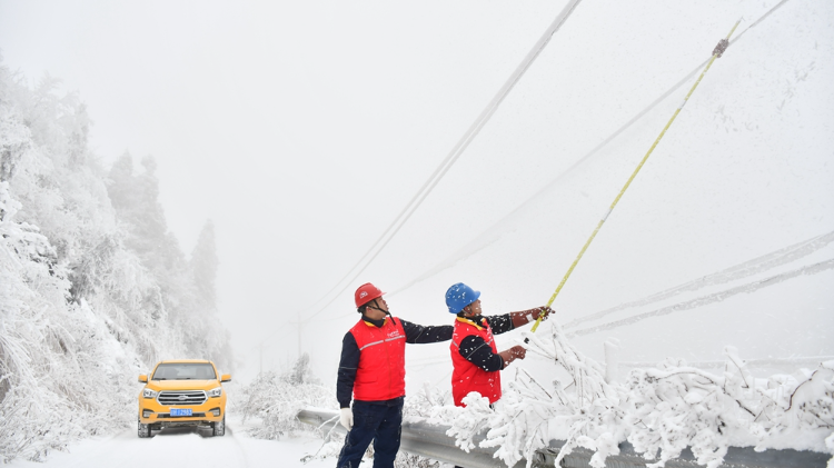 寒潮来袭 电力工人踏雪除冰保供电