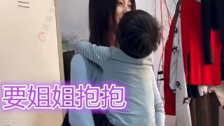 姐姐回家，弟弟总是粘着她要抱抱，网友：姐姐太美了，我也想粘着