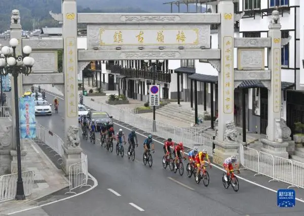 环鄱阳湖国际自行车大赛进行第五赛段的比赛