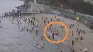 群众海滩游玩不幸溺水，休假民警挺身而出！