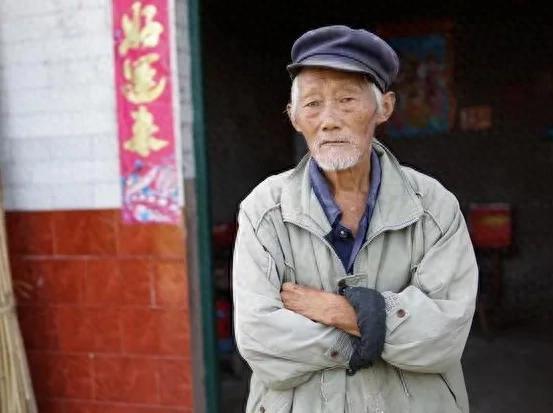退休金7000的七旬老人，却一点都不快乐：晚年有钱不一定幸福
