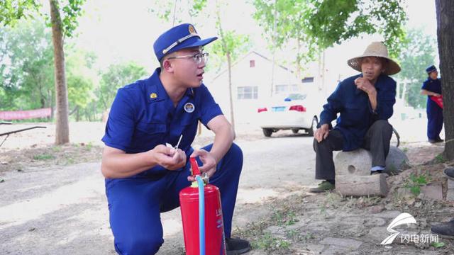 平原县消防宣传人员走进田间地头开展农村消防安全宣讲